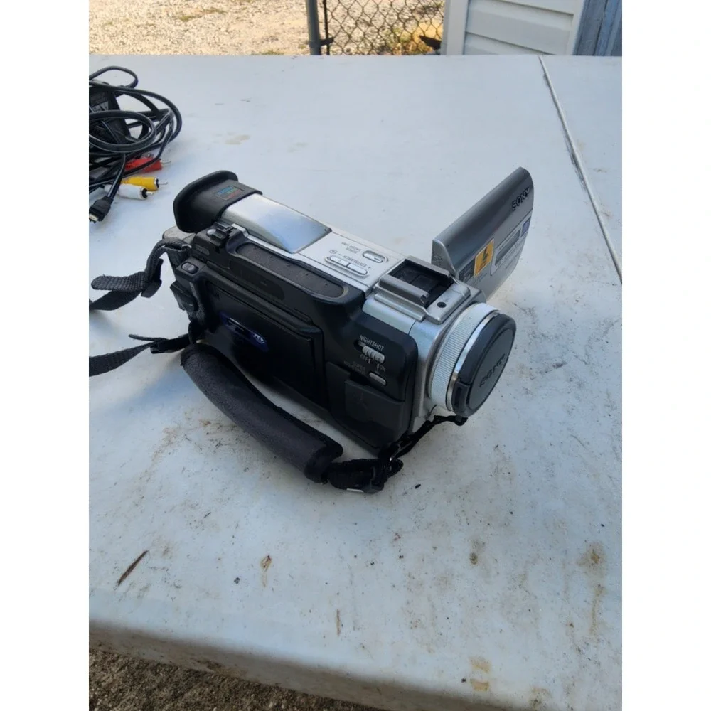 Sony Handycam DCR-TRV11 Digital Camcorder Carl Zeiss Lense, Tested W/ Cords, Bag